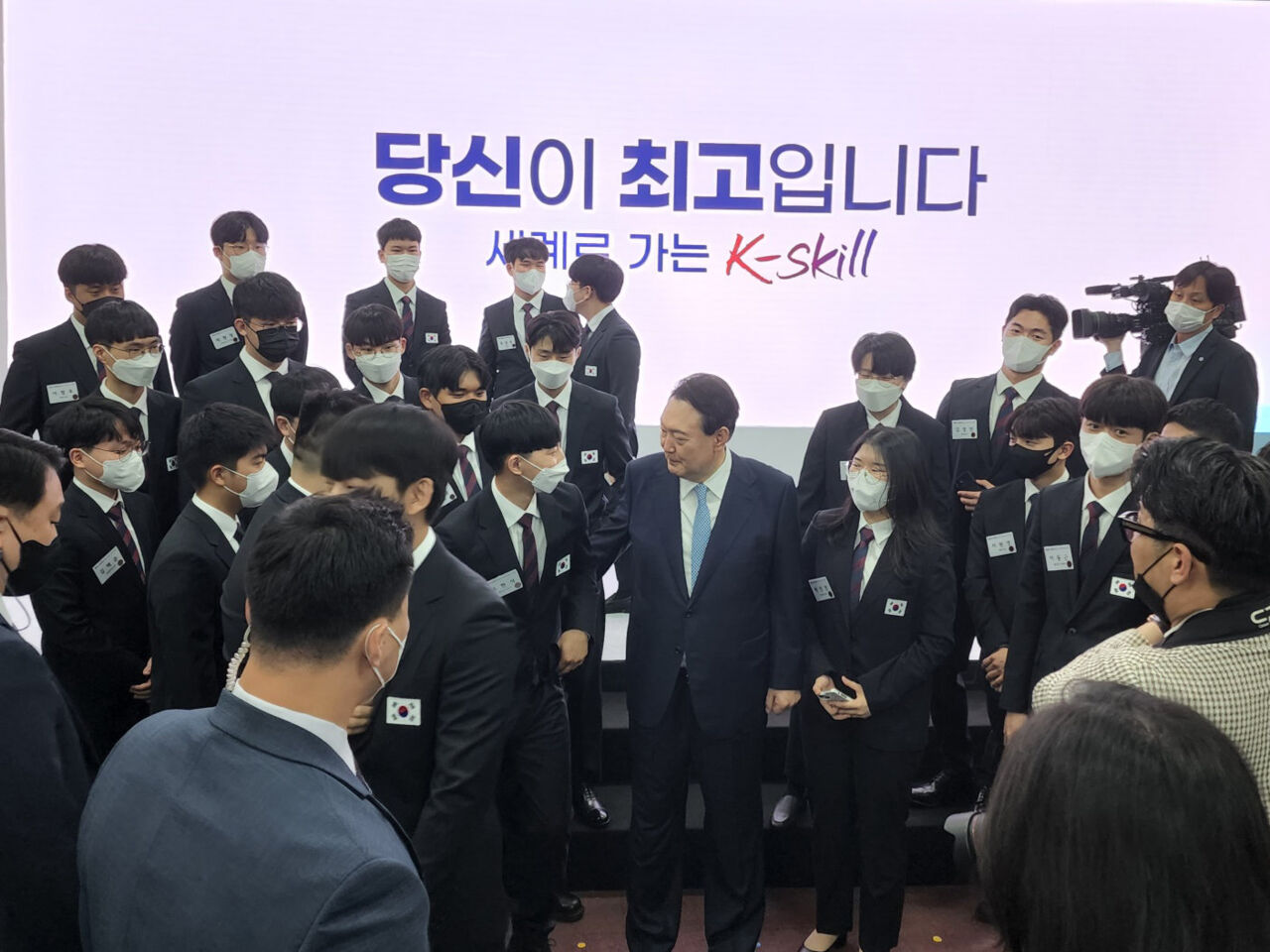 The President of Korea, Yoon Seok-yeol, meeting Korean Competitors during a visit to the Global Institute for Transferring Skills (GIFTS) in Incheon on 14 September 2022. 